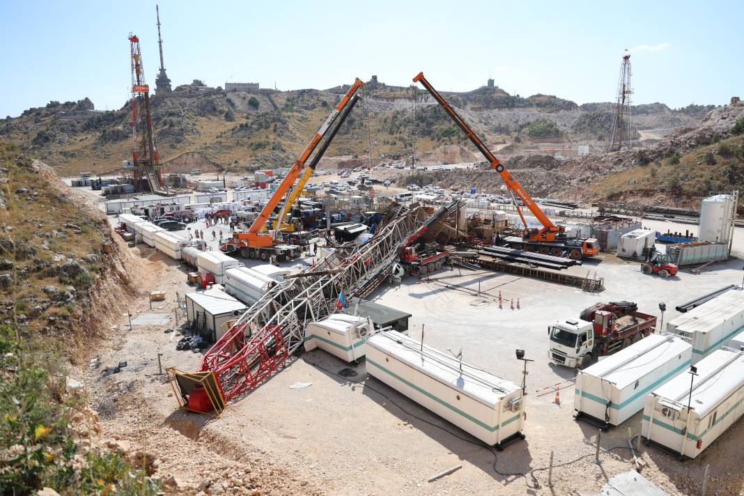 Gabar Dağı'nda ölen mühendise son veda! Petrol sahasında sondaj kulesi devrilmişti 28